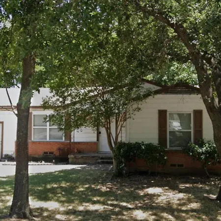 Cozy 3 Bedroom In Prime Location!